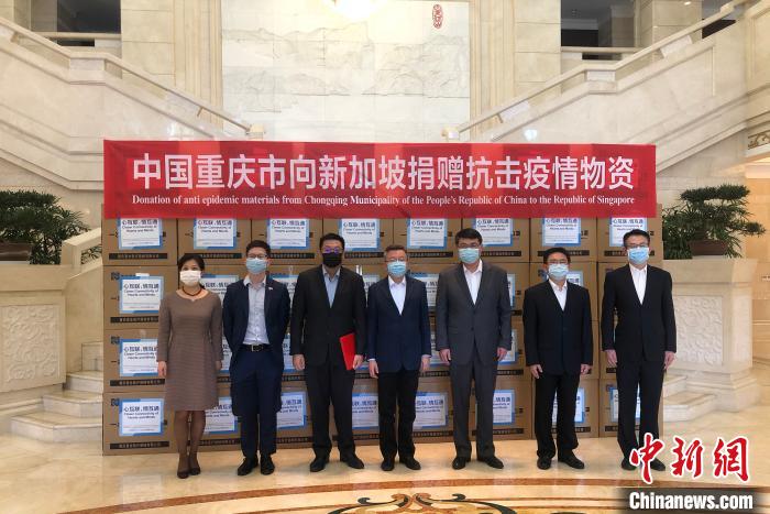 圖為捐贈方與接收方代表合影留念?！⑾嗔?攝