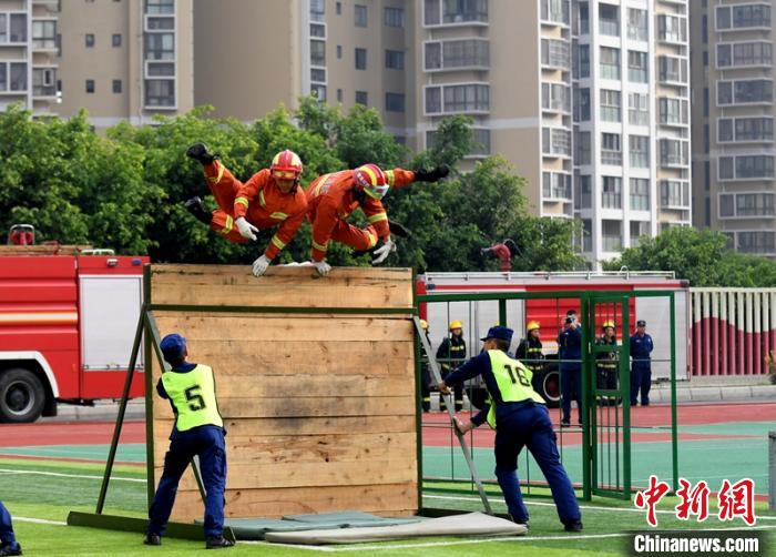 新消防員進行消防障礙接力操展示?！⒅铱?攝
