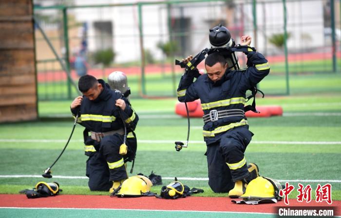 新消防員進行穿戴空呼器展示?！⒅铱?攝