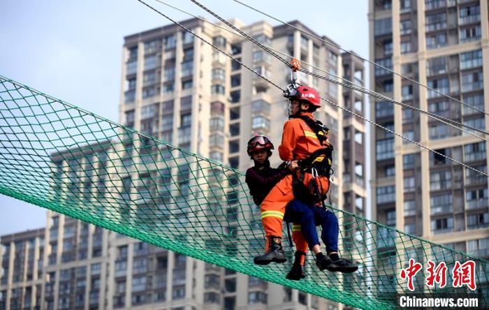 新消防員進行T型救援操展示?！⒅铱?攝