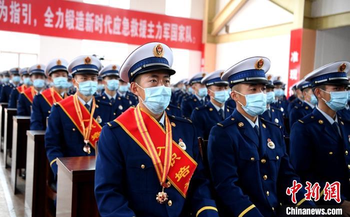 授銜表彰儀式現(xiàn)場?！⒅铱?攝