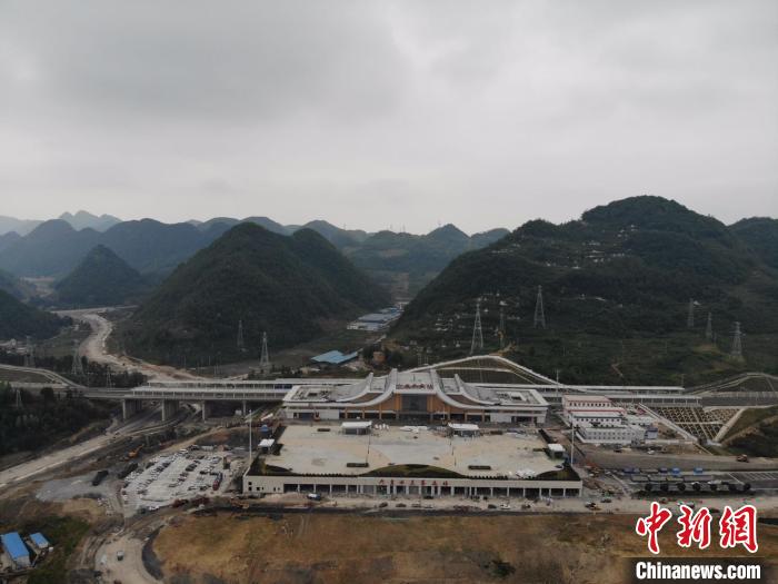 貴州省首條城際高速鐵路——安六鐵路開始聯(lián)調(diào)聯(lián)試。中國鐵路成都局集團公司供圖