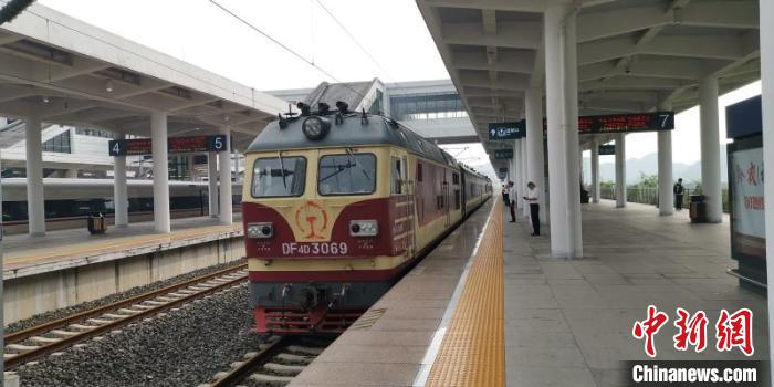 貴州省首條城際高速鐵路——安六鐵路開始聯(lián)調(diào)聯(lián)試。中國鐵路成都局集團公司供圖