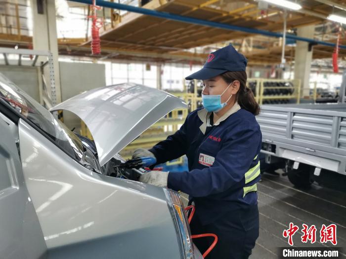 在滿(mǎn)足國(guó)外市場(chǎng)供應(yīng)的同時(shí)，成功汽車(chē)也緊盯國(guó)內(nèi)市場(chǎng)，拓渠道保銷(xiāo)量?！「唢w 攝