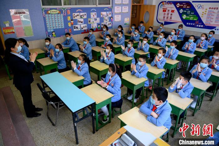 學(xué)校是人群密集場所，山西省疫情防控工作領(lǐng)導(dǎo)小組要求，要周密閉環(huán)做好疫情防控?！№f亮 攝