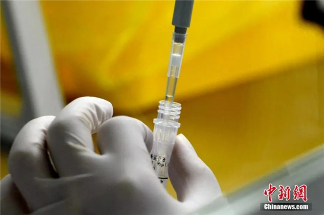 資料圖：工作人員正在準(zhǔn)備檢測(cè)試劑。<a target='_blank'  data-cke-saved- >中新社</a>記者 王東明 攝