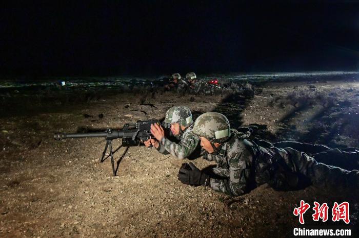 夜間狙擊手摧毀敵探照燈。　蒲津 攝