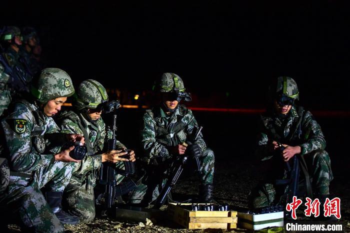 戰(zhàn)士正在補(bǔ)充彈藥。　蒲津 攝