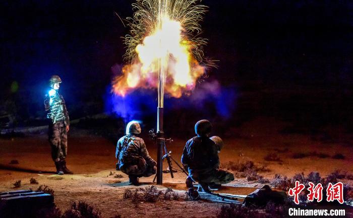 演練中偵察兵在夜間利用迫擊炮摧毀敵輕型裝甲?！」鶘|東 攝