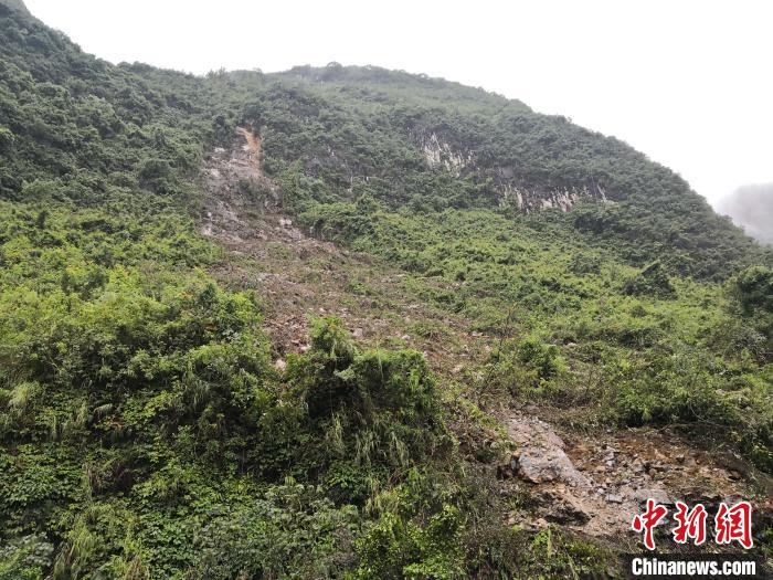 山體滑坡處?！↑S鵬 攝