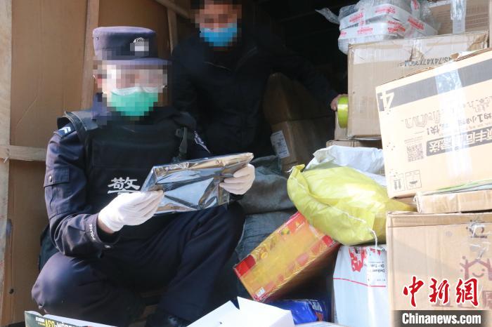 圖為勐康邊檢站民警在對快遞運(yùn)輸車輛進(jìn)行例行檢查。　楊添 攝