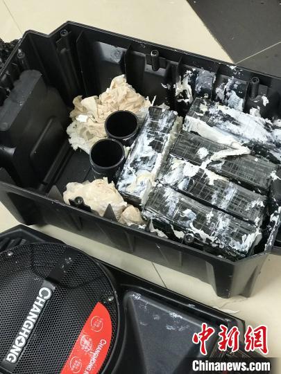 圖為臨滄邊境管理支隊從音響中查獲毒品?！⒂狼?攝