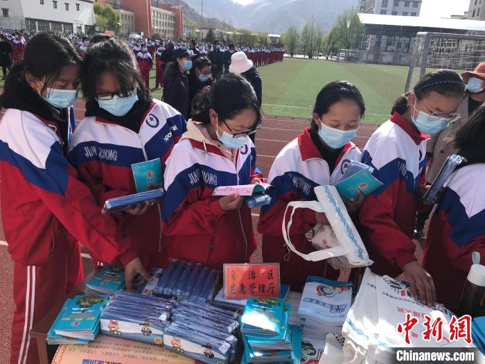 圖為西藏自治區(qū)應(yīng)急管理廳在學(xué)校開(kāi)展安全生產(chǎn)宣傳(資料圖)。西藏自治區(qū)應(yīng)急管理廳 供圖