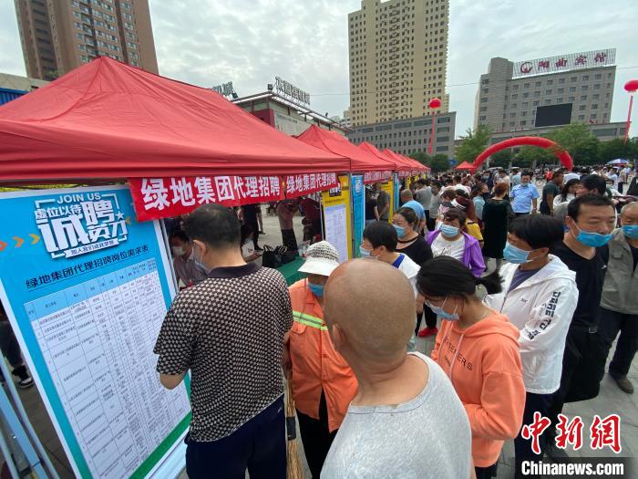 一些知名企業(yè)展臺(tái)前，投遞簡(jiǎn)歷、咨詢就業(yè)的人絡(luò)繹不絕?！∏愊?攝