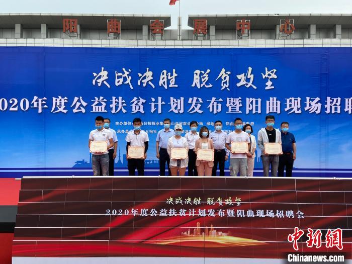 在現(xiàn)場(chǎng)，綠地集團(tuán)與困難就業(yè)群體就業(yè)代表簽署勞務(wù)合同，并為首批6名就業(yè)代表頒發(fā)上崗證書(shū)?！∏愊?攝