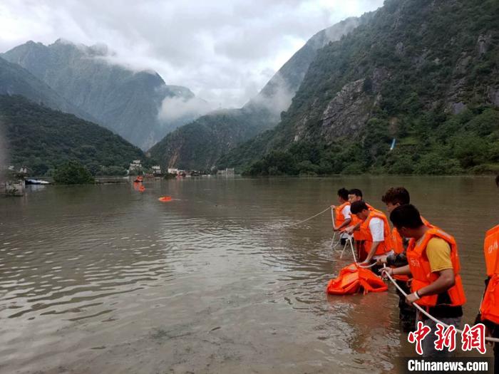 救援人員正在全力營救被困群眾。　丹巴宣提供 攝