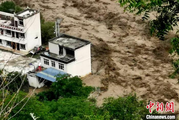 洪水淹沒房屋。　丹巴宣提供 攝