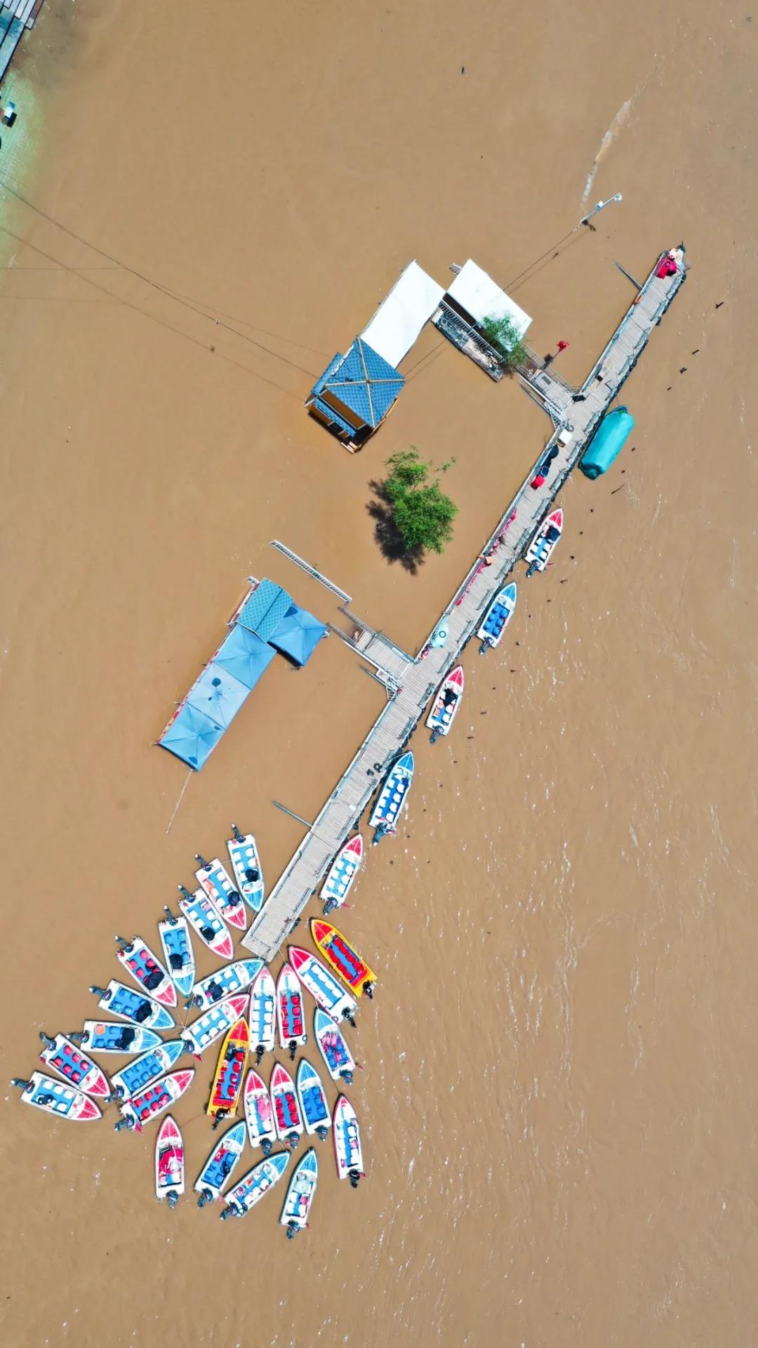 ▲圖為6月27日已暫時關閉的黃河蘭州段一處快艇碼頭（無人機照片）。新華社發(fā)（郎兵兵 攝）