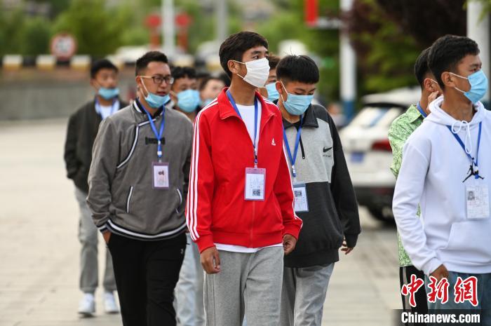 7月7日，考生在拉薩三高考點(diǎn)外有序排隊(duì)，等待進(jìn)入考場(chǎng)?！『闻罾?攝
