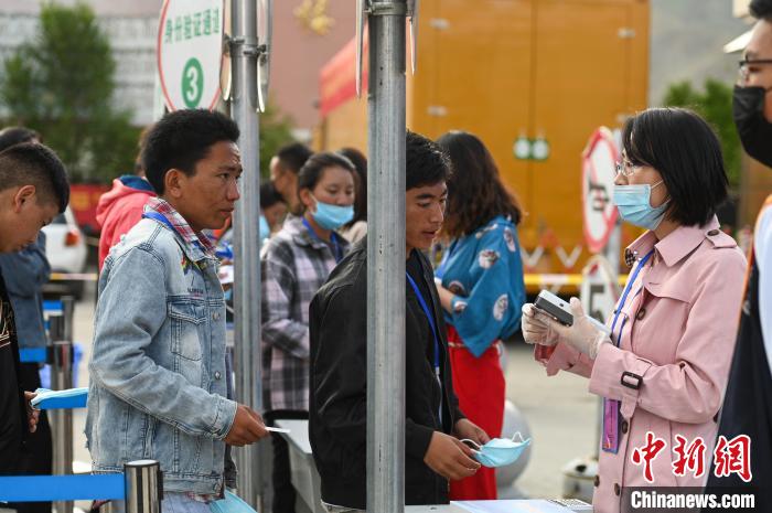 7月7日，考生在拉薩三高考點(diǎn)外進(jìn)行身份證件核驗(yàn)。　何蓬磊 攝