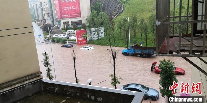 圖為重慶萬州城區(qū)積水嚴(yán)重。　重慶萬州區(qū)委宣傳部供圖 攝