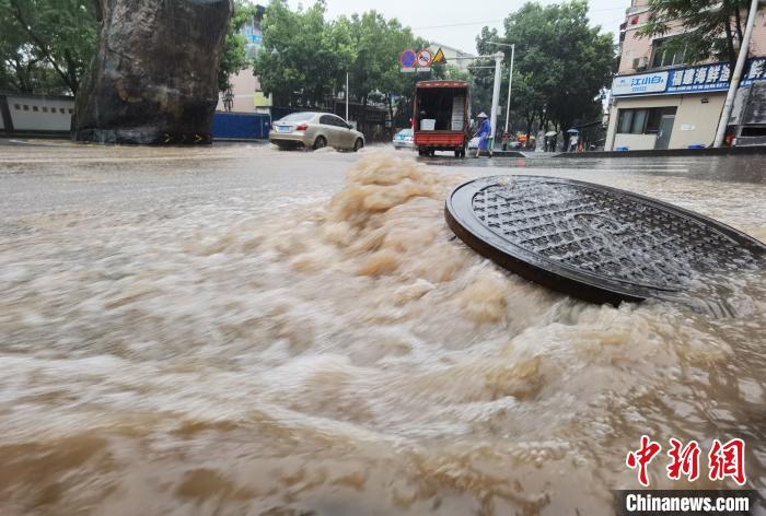 圖為重慶萬州城區(qū)積水嚴(yán)重?！≈貞c萬州區(qū)委宣傳部供圖 攝