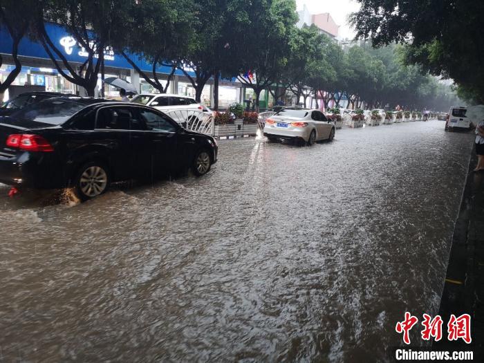 圖為重慶萬州城區(qū)積水嚴(yán)重?！≈貞c萬州區(qū)委宣傳部供圖 攝