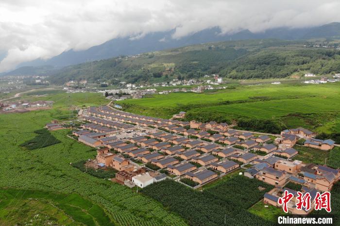 甲甲溝村新建農(nóng)房掩映在農(nóng)作之間?！埨?攝