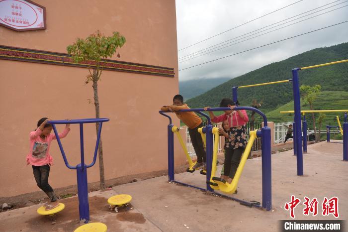 甲甲溝村里玩耍的孩子?！埨?攝