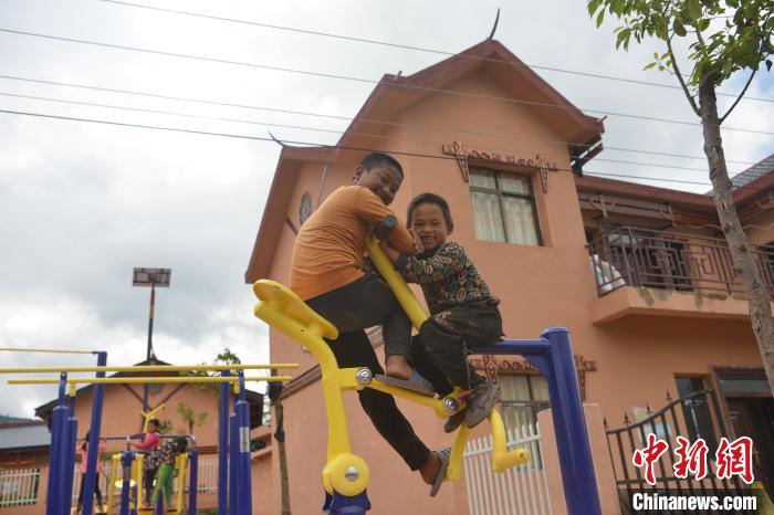 甲甲溝村里玩耍的孩子。　張浪 攝