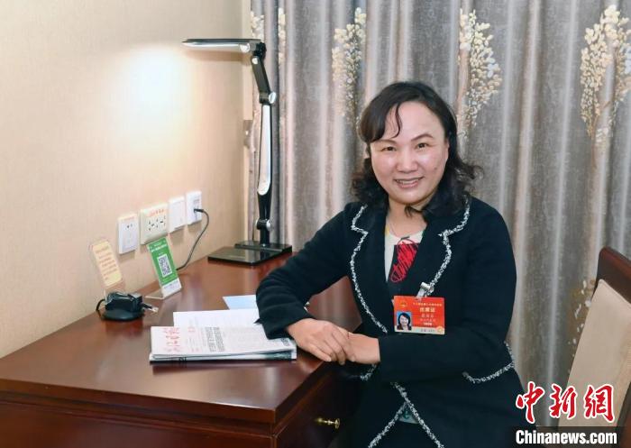 全國人大代表，浙江省臺州市椒江區(qū)大陳實驗學(xué)校校長、黨支部書記翁麗芬 蔡榮章 攝