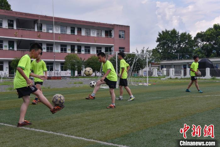 人大代表呼吁篩查防控青少年頸椎、脊柱等健康問題