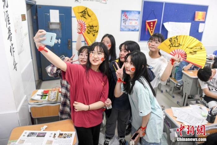 資料圖：6月6日，2021年高考前夕，湖南長(zhǎng)沙同升湖實(shí)驗(yàn)學(xué)校高三年級(jí)，考生們?cè)诮淌覂?nèi)合影。 楊華峰 攝