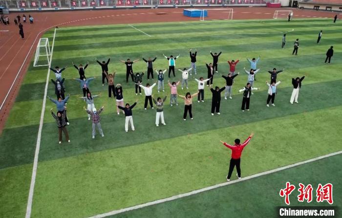 寧夏大學(xué)校園內(nèi)，學(xué)生跟隨老師練習(xí)八段錦。 謝宇 攝