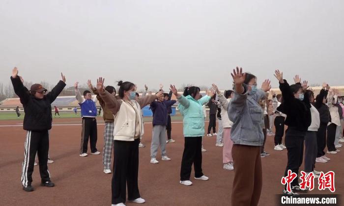 寧夏大學(xué)校園內(nèi)，學(xué)生練習(xí)八段錦。 謝宇 攝