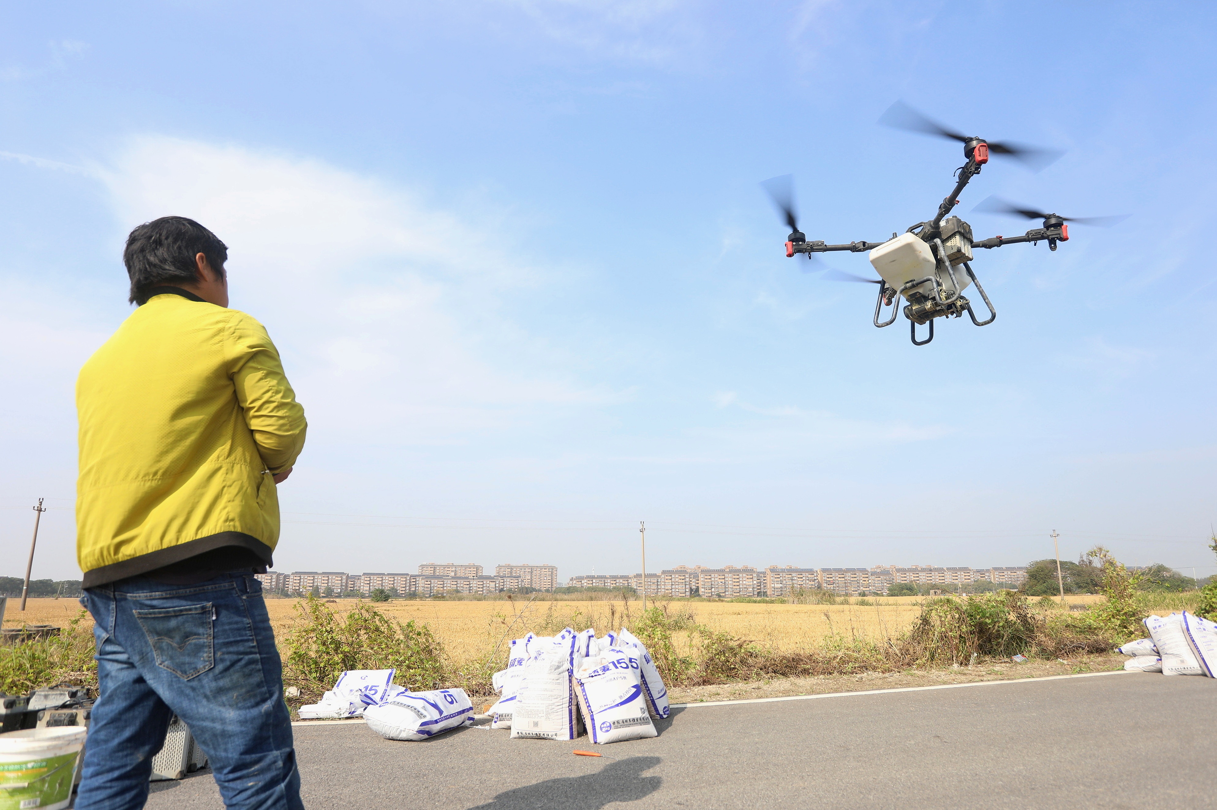 2023年11月15日，浙江嘉興，南湖區(qū)七星街道一處農(nóng)田里，農(nóng)民操縱無(wú)人機(jī)進(jìn)行冬小麥飛播。