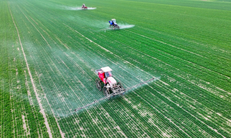 2024年2月18日，安徽省亳州市，利辛縣紀(jì)王場(chǎng)鄉(xiāng)孫老家村麥田，農(nóng)民駕駛自走式高桿噴霧機(jī)對(duì)小麥進(jìn)行噴藥作業(yè)。