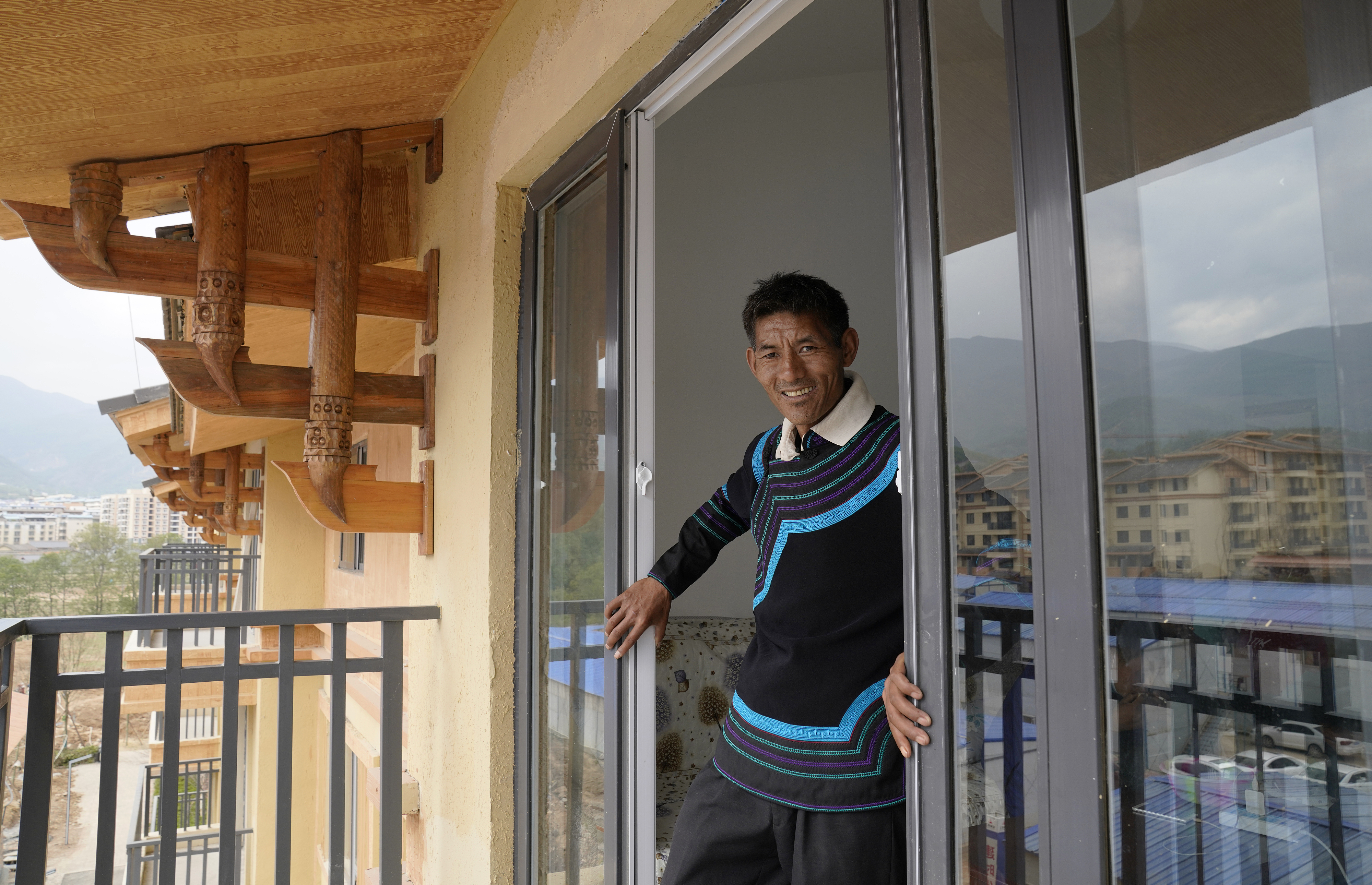 2020年5月14日，四川涼山彝族自治州昭覺縣，“懸崖村”村村民某色伍哈入住新房。